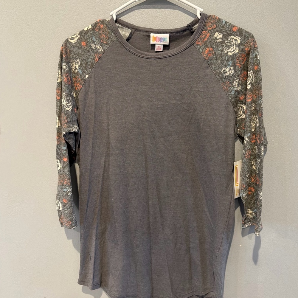 NWT LuLaRoe Randy Baseball Tee Size Small Gray With Floral Sleeves 3/4 Sleeve